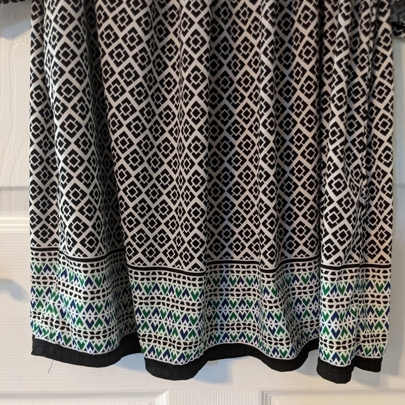 Like-New Max Studio Flowy Cold Shoulder Scoop Neck Patterned Top Size Small - Picture 5 of 7